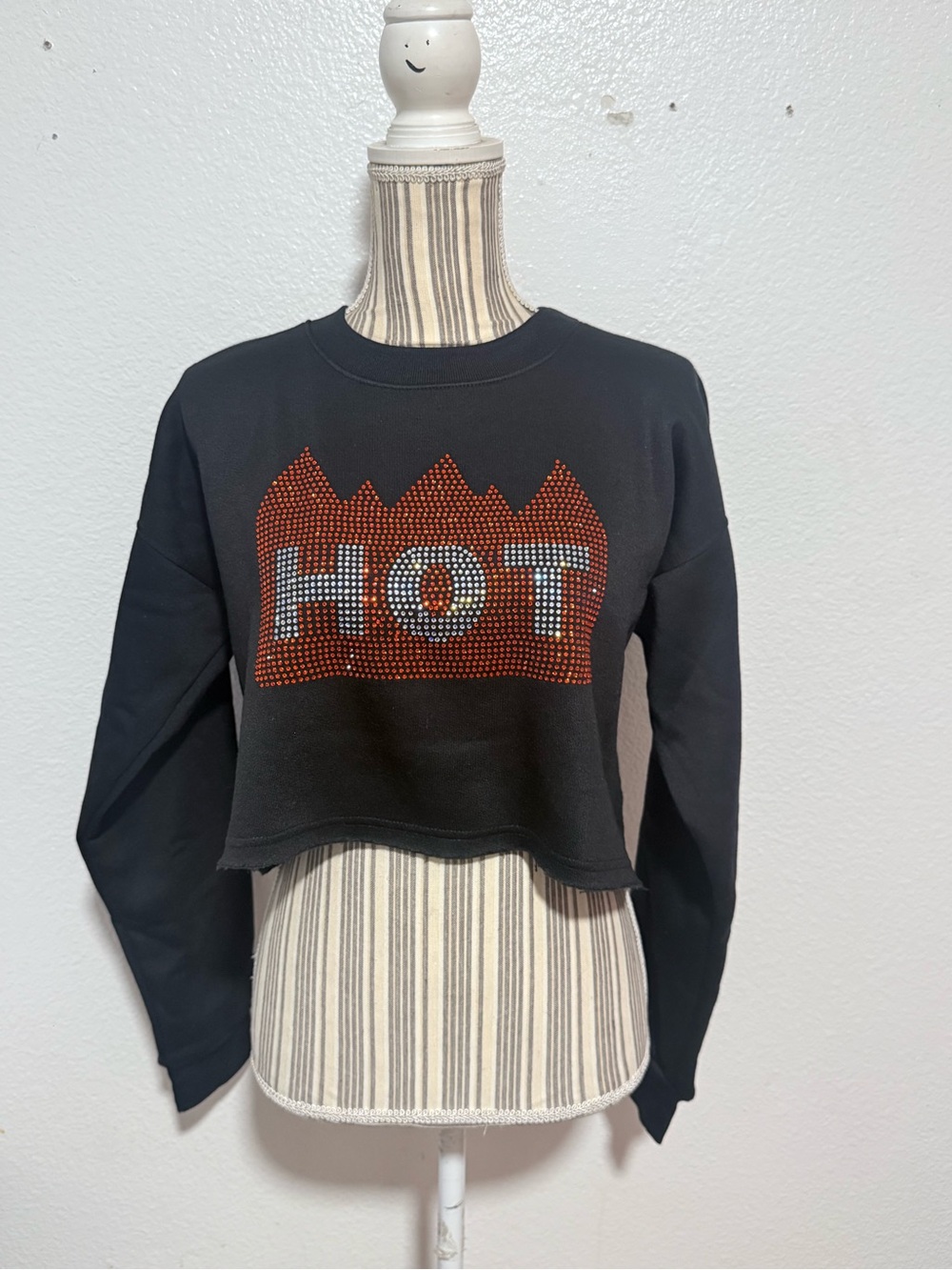 New Black Cropped Sweater with 'HOT' Rhinestone Design Large - Picture 3 of 4